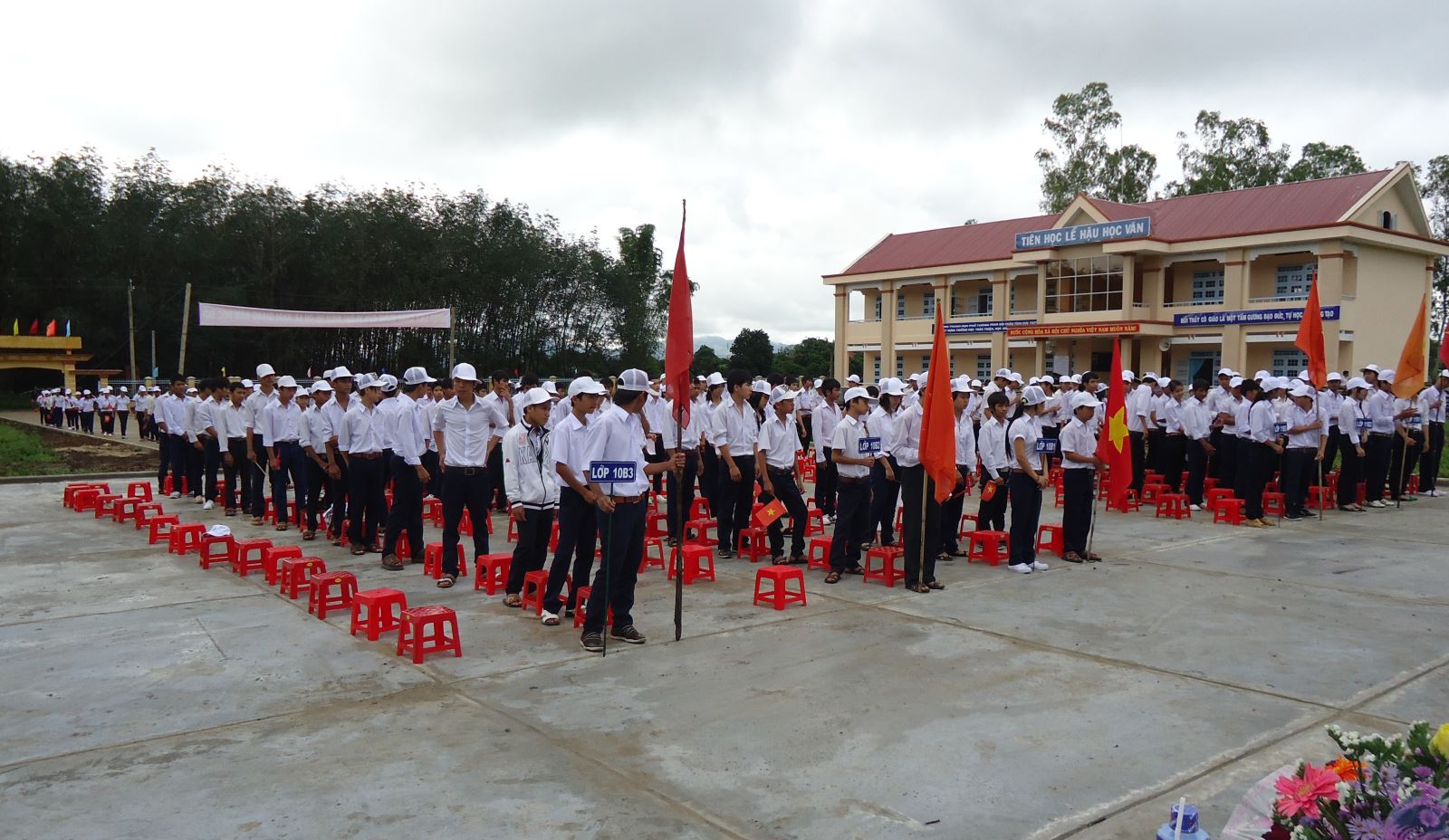 HS trong Lễ Khai giảng năm học mới 2011-2012